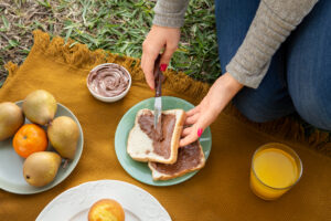 Roti tawar dan selai cokelat untuk staycation di villa