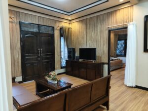 Karaoke bersama keluarga/rombongan di dalam villa