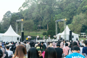 Menikmati konser musik gratis