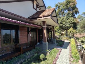 Staycation di villa dengan suasana alam dan ruang indoor nyaman