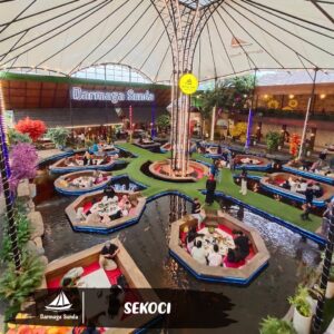 Tempat makan dikelilingi kolam ikan