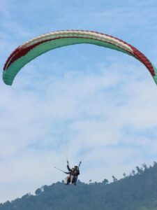 Terbang dengan paralayang di Bandung