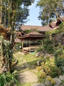 Gazebo nyaman untuk diskusi kelompok 