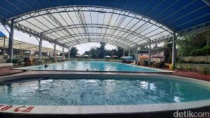 Kolam renang di Sampoerna Sport Center