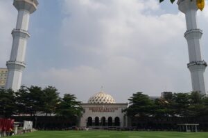 Masjid Raya Bandung dengan alun-alun yang luas