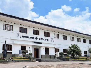 Museum Geologi Bandung dengan koleksi dinosaurus