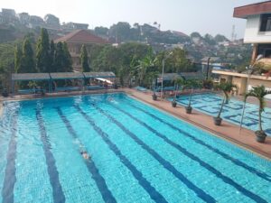 Suasana kolam renang Bukit Cipaku yang cukup luas
