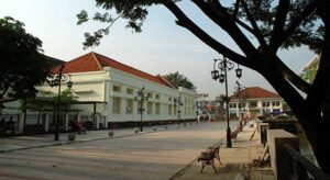 Suasana sekitar Gedung Merdeka Bandung estetik untuk berfoto