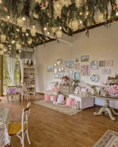 Dekorasi café Honey Bunny Lembang yang serba kelinci lucu