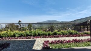 Pemandangan Gunung Tangkuban Perahu dari teras 