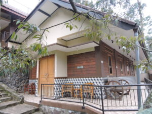 Tampak depan villa Magnolia kapasitas 16 - 20 orang di Lembang