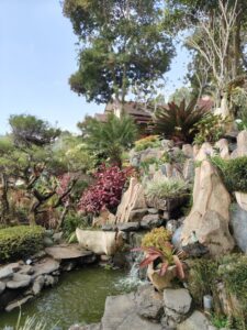 Air terjun di tengah taman estetik