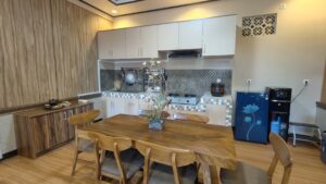 Dapur bersih dan lengkap di villa tipe Flamboyan