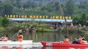 Keliling Situ Umar dengan perahu