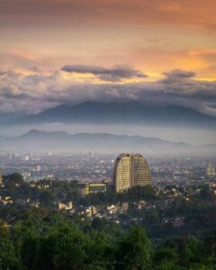 Pemandang sunrise dan kota Bandung dari Punclut