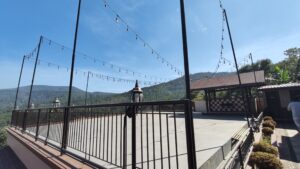 Teras yang luas untuk kegiatan games bersama