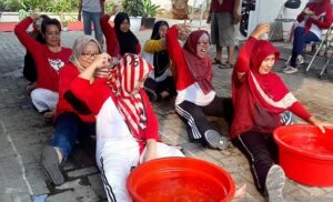 Contoh oper air pakai gelas plastik