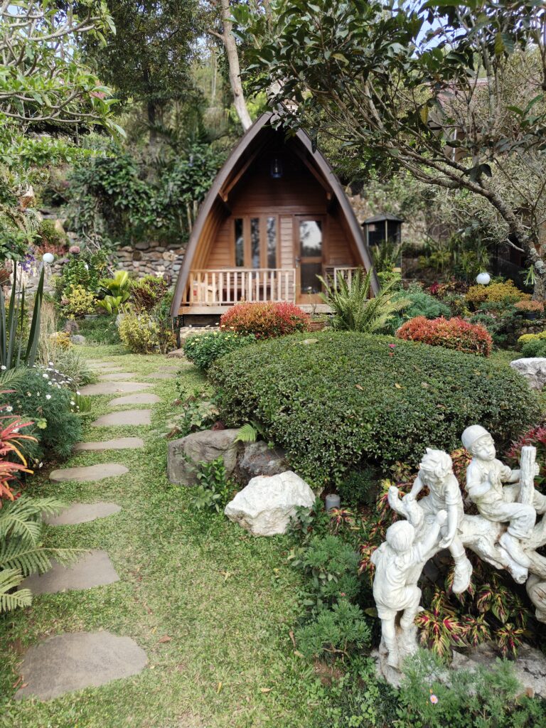 Gazebo di tengah taman cantik untuk santai dan lepas dari hiruk pikuk kehidupan
