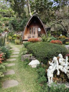 Main dan belajar dengan santai di gazebo villa dengan pemandangan taman estetik