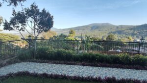 Pemandangan Gunung Tangkuban Perahu dari teras villa Lembang