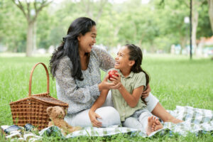 Pinkik dengan anak di halaman