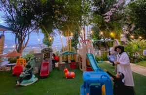 Playground untuk anak bebas bermain dengan pemandangan yang indah