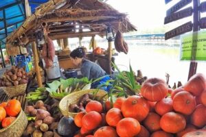 Belanja hasil bumi di Floating Market Lembang