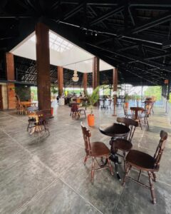 Suasana Dreezel Lembang yang luas tradisional namun tetap modern