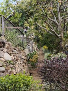 Tangga yang bersih dan aman di kawasan villa 