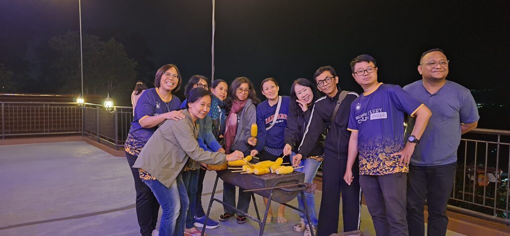 BBQ jadi ajang berkumpul yang bisa dinikmati semua kalangan dan usia