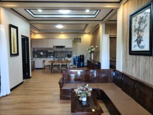 Dapur nyaman dan luas di unit villa Flamboyan