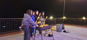 Kegiatan BBQ bersama keluarga di villa