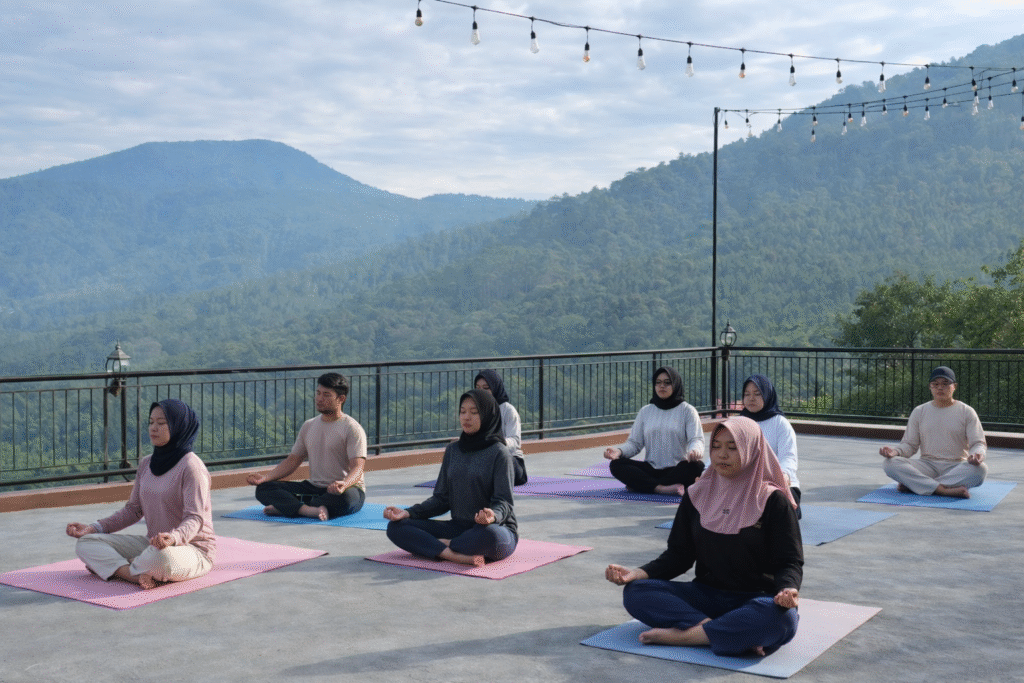 Yoga pagi di teras dengan pemandangan Gunung Tangkuban Perahu