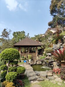 Anak-anak bisa bermain di taman villa