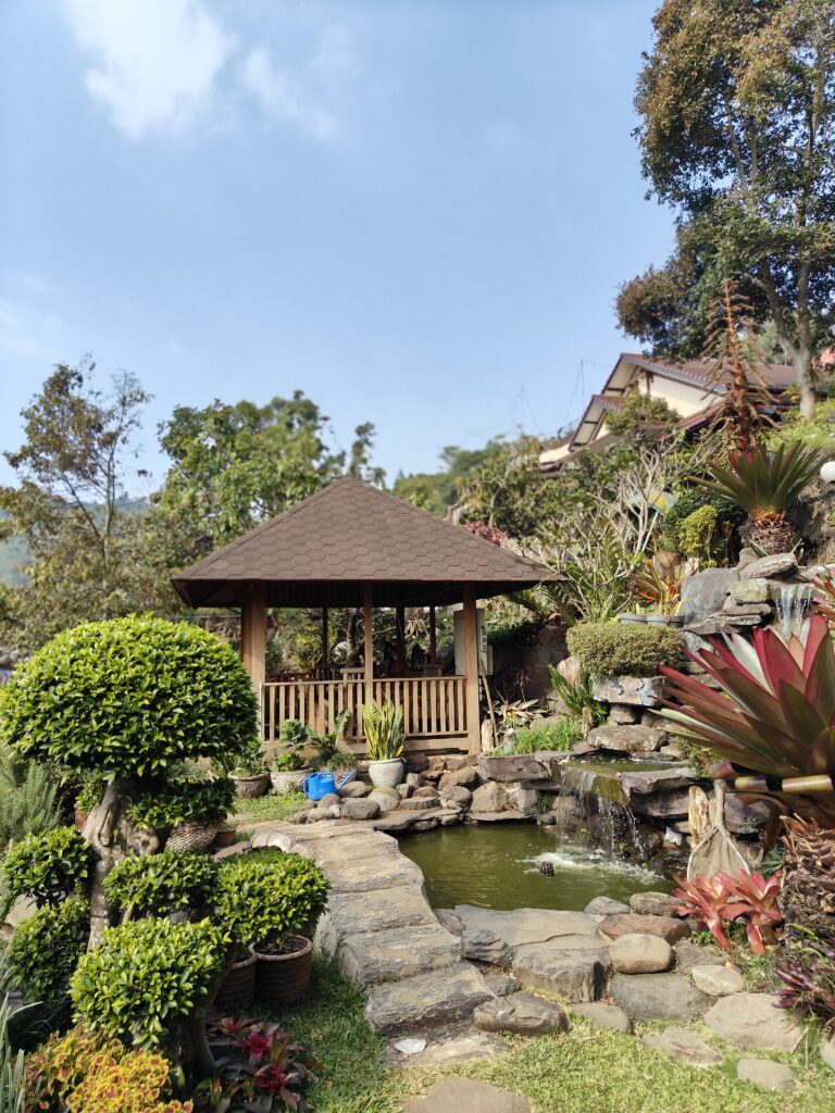 Anak-anak bisa bermain di taman villa