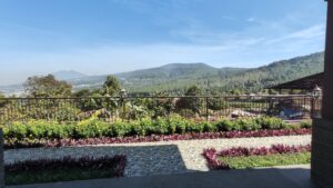 Pemandangan Gunung Tangkuban Perahu yang bisa dinikmati dari teras villa 