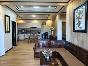 Ruang keluarga dan dapur yang cukup luas untuk keluarga atau gathering