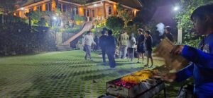 Kegiatan BBQ di villa