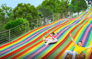 Wahana rainbow slide yang seru di Floating Market Lembang