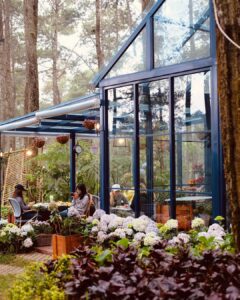 Cafe cantik Golden Pine di Orchid Forest Lembang
