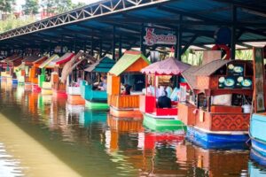 Kuliner di Pasar Apung Floating Market Lembang