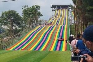 Rainbow Slide yang seru di Floating Market Lembang