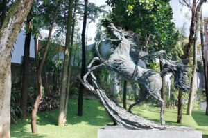 Karya seni patung di taman yang asri