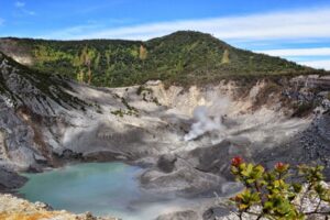 Kawah Ratu di Gunung Tangkuban Perahu