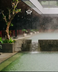 Kolam berendam modern dan bersih