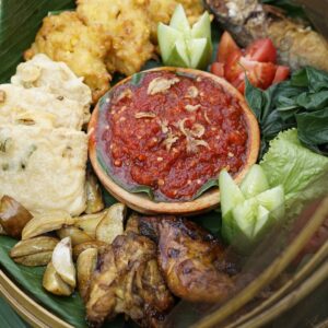 Makan siang dengan menu khas Nusantara di resto
