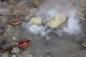 Merebus telur di kawah Domas