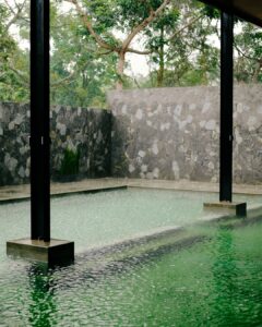 Private pool dengan kapasitas 40-50 orang