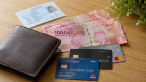 Bawa dompet, kartu identitas, uang tunai saat staycation atau liburan