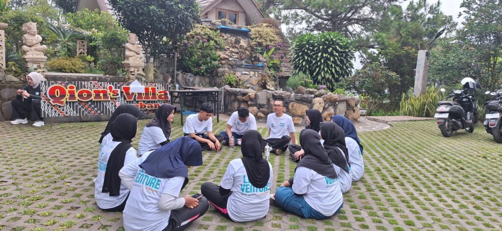 Serunya Leadership Camp 100 Orang di Qion's Villa